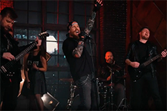 Mains взрывает тишину корпоративных поздравлений: рок-версия "В лесу родилась ёлочка" от топ-менеджеров компании