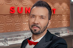 Sunlight вместе с солистом Чай Вдвоем персонально поздравляют россиянок с Днем Рождения